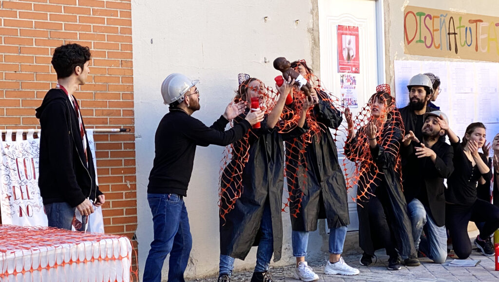 Un fantasma está encerrado en el viejo teatro de Almendrales.